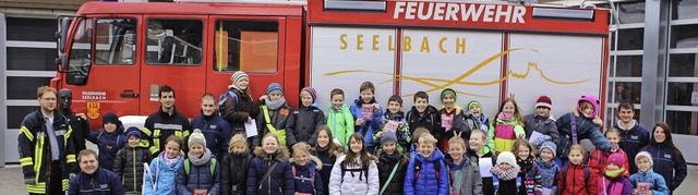 Tat-tata: Mit dem Feuerwehrauto fuhren die Schler wieder zur Schule zurck.   | Foto: schule