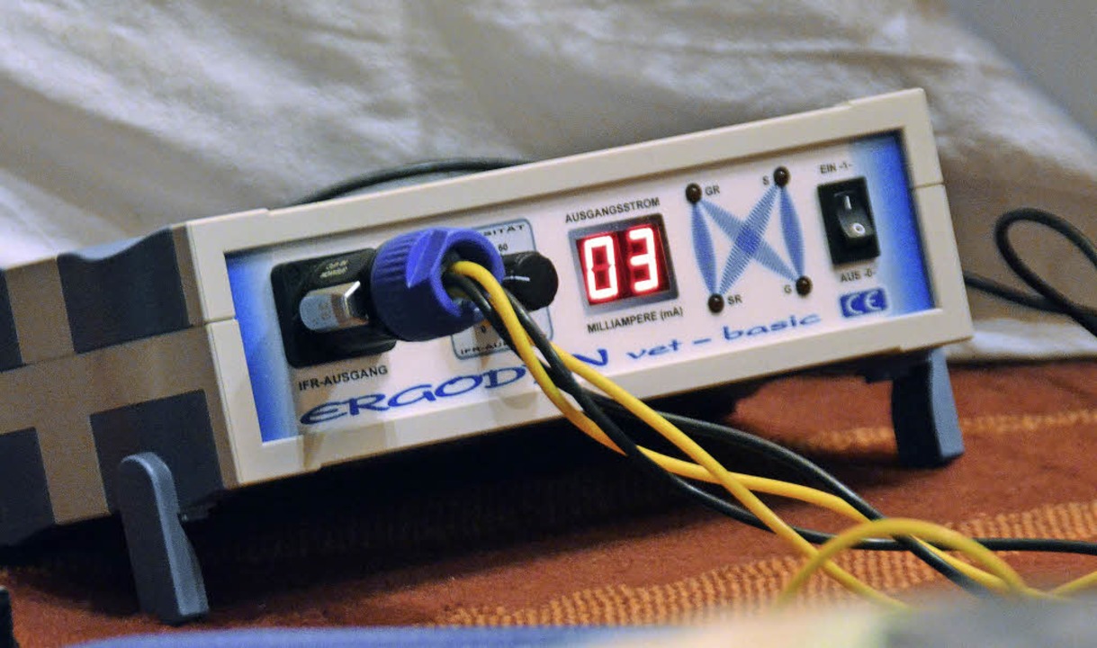 Das Interferenzstromgert fr die Elektrotherapie liefert den Strom ...  | Foto: Nikola Vogt