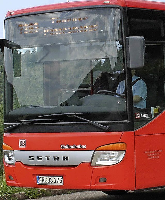 Ein Pendelbus bringt die Besucher von ...iel-Bereich der Schlittenhunderennen.   | Foto: BZ