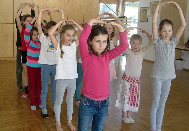 Sieht schon gut aus: Die Kinder proben...#8222;Die zertanzten Schuhe&#8220;.     | Foto: Roswitha Frey