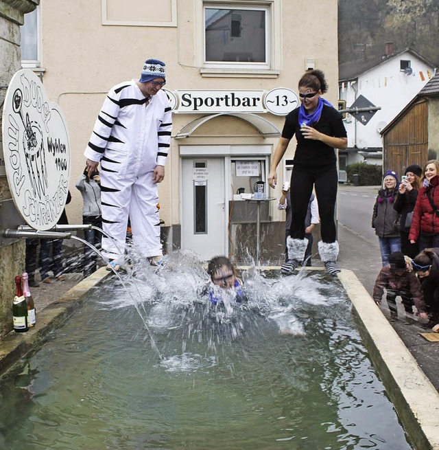 Jana Krebs geht baden, Teil des Aufnahmerituals bei den Rolli-Dudel-Schrnzern.   | Foto: Albert Greiner