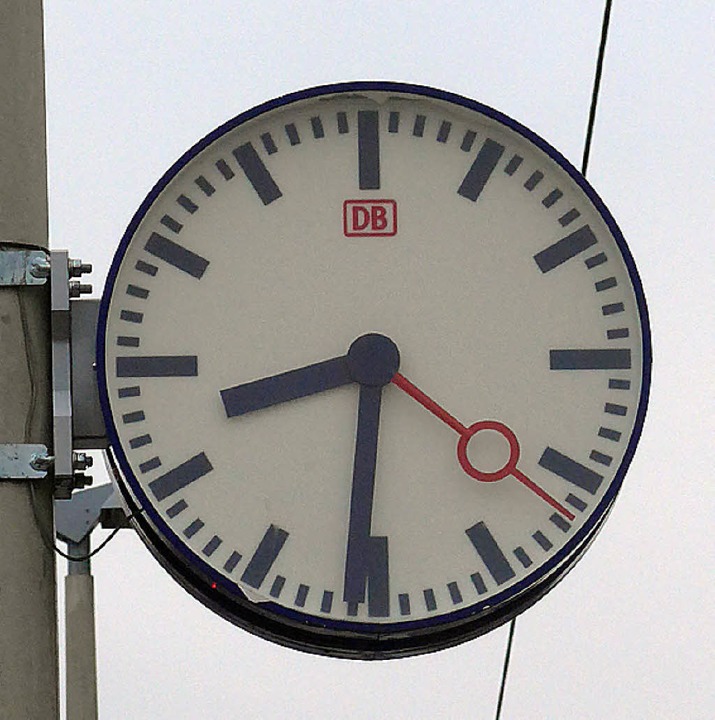 Der Blick auf die Uhr lohnt bei Verspätungen.   | Foto: Gramespacher