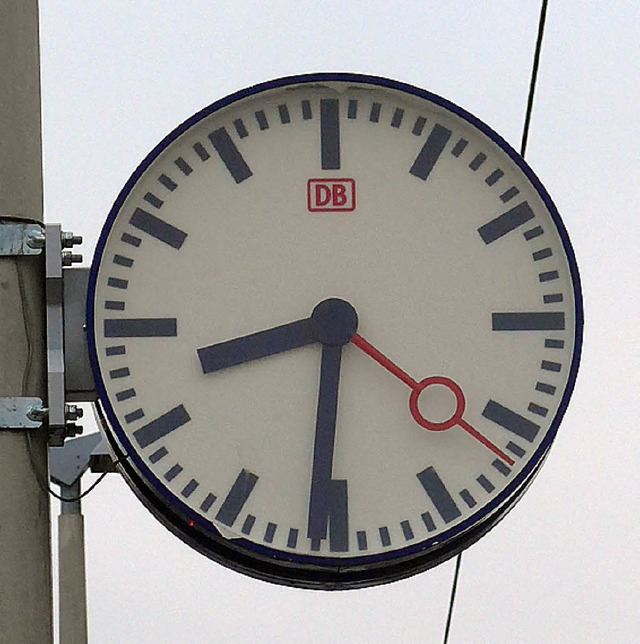 Der Blick auf die Uhr lohnt bei Versptungen.   | Foto: Gramespacher