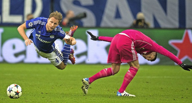 Im Tiefflug: Benedikt Hwedes und der ...iten aus Madrid nicht zu Fall bringen.  | Foto: dpa