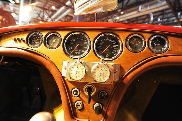 Idealer Treffpunkt fr Autofans: Auf d...druckende Oldtimer-Cockpits zu sehen.   | Foto: EGGSTEIN