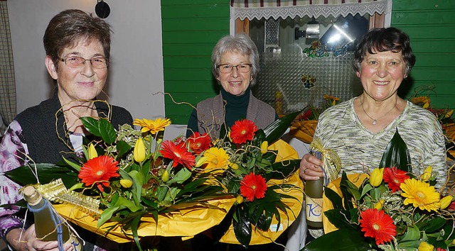 Blumen fr  langjhriges Engagement:  ... Friedhilde Hirzler und Finni Sexauer.  | Foto: Christel Hlter-Hassler