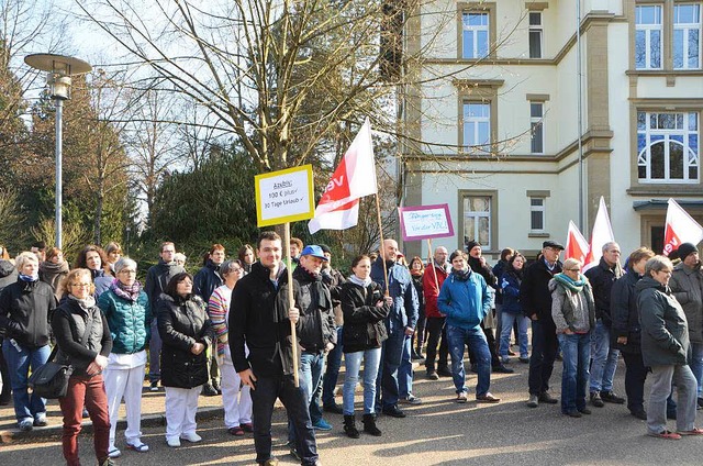 Protestpause: Mitarbeiter des ZfP vor dem Verwaltungsgebude.  | Foto: Sylvia-Karina  Jahn