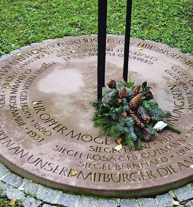 Das Mahnmal zum Holzhauser Fliegerangr...f dem Friedhof des Marcher Ortsteils.   | Foto: m. frietsch