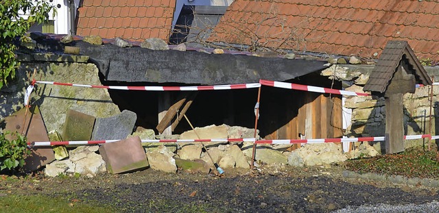 Die Mauer des Friedhofs  in Auggen ist eingebrochen.    | Foto: Sigrid Umiger