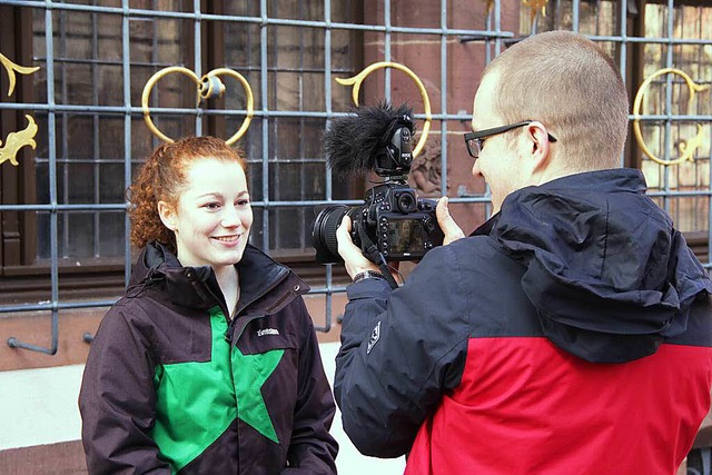 Fionn Groe filmt Stadtrtin Julia Shne fr das Protestvideo.  | Foto: Marius Buhl