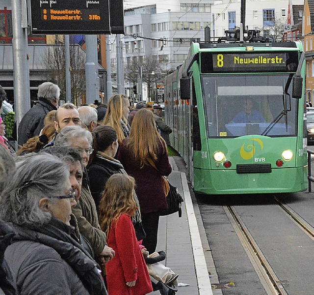 Andrang an der Tram   | Foto: Lauber