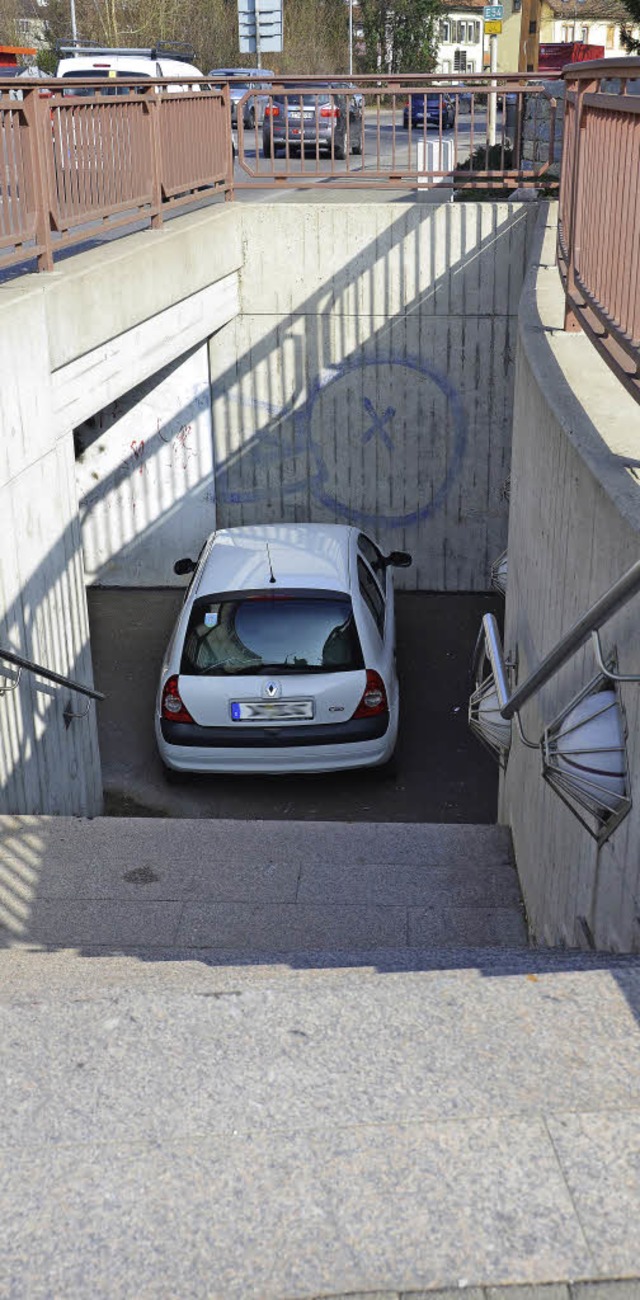 Wie eingeparkt: Nach zahlreichen Trepp...#8211; und die Frau blieb unverletzt.   | Foto: Sina Gesell