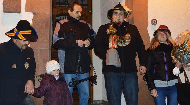 Burgi Bruno Schmidt (links) bernahm v...Jenny wieder seinen Rathausschlssel.   | Foto: Rmmele