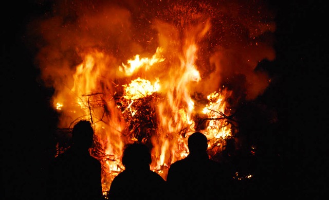 Ein Fasnachtsfeuer fasziniert die Zuschauer.   | Foto: Thomas Loisl Mink