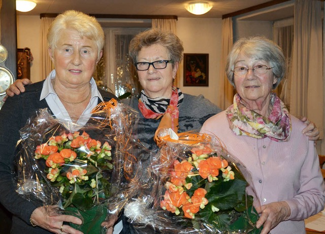 Helga Hackbart (links) und Annemarie Z...Mitte die Vorsitzende, Marlies Metke.   | Foto: Martina Weber-Kroker