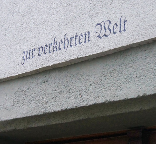 ber dem Hauseingang sind die Namen de...iften gibt es in Rheinfelden/Schweiz.   | Foto: Valentin ZUmsteg