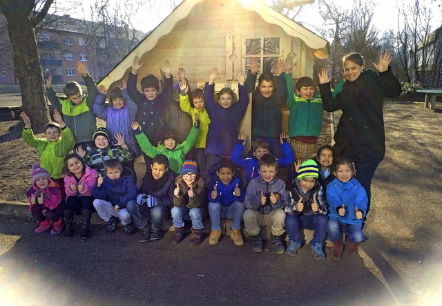 Die Kinder der Goetheschule freuen  si...a Umicore  ber ein  neues Spielhaus.   | Foto: ZVG
