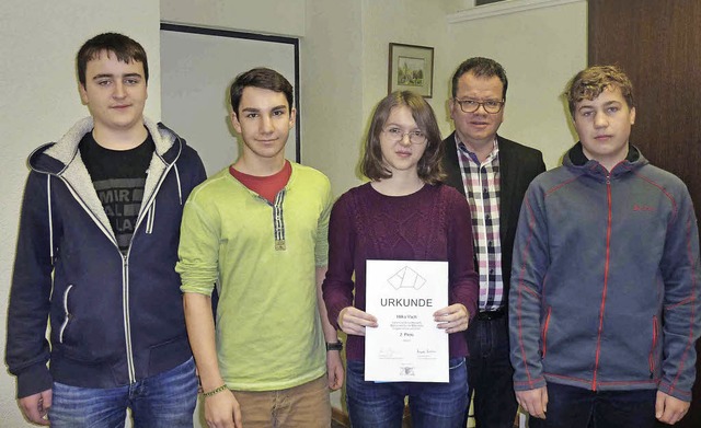 Mathematik-Preistrger (links) und  Sp...ntoren mit Schulleiter Bernd Zickgraf   | Foto: GYmnasium