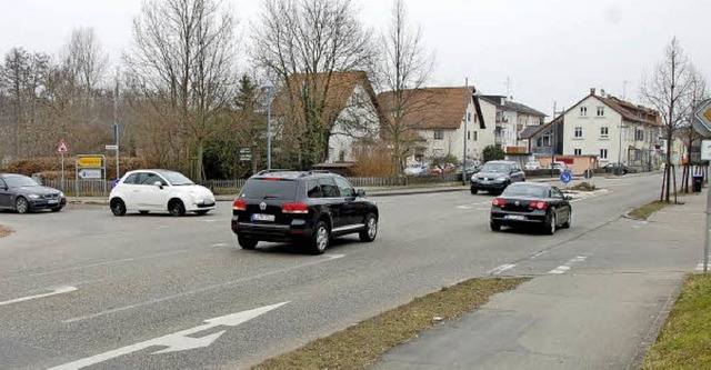 Hohes Verkehrsaufkommen belastet nicht...die Kreuzung  am westlichen Ortsende.   | Foto: Frey