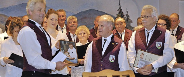 Vorsitzender  Karl-Heinz Dei ehrte  E... Alexander Wakaluk (vorne, von links).  | Foto: Ilse Winer