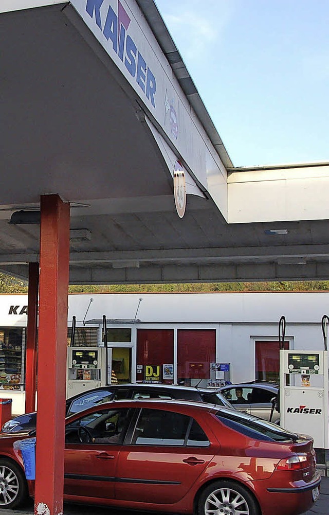 Der Ruber, der die Tankstelle Kaiser ...rfallen hat, steht jetzt vor Gericht.   | Foto: Michael Krug