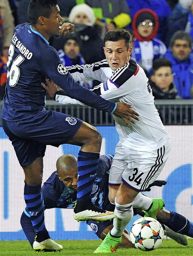 In der Champions League von Porto umri...t Xhaka (rechts)   gegen  Alex Sandro   | Foto: Meinrad Schn