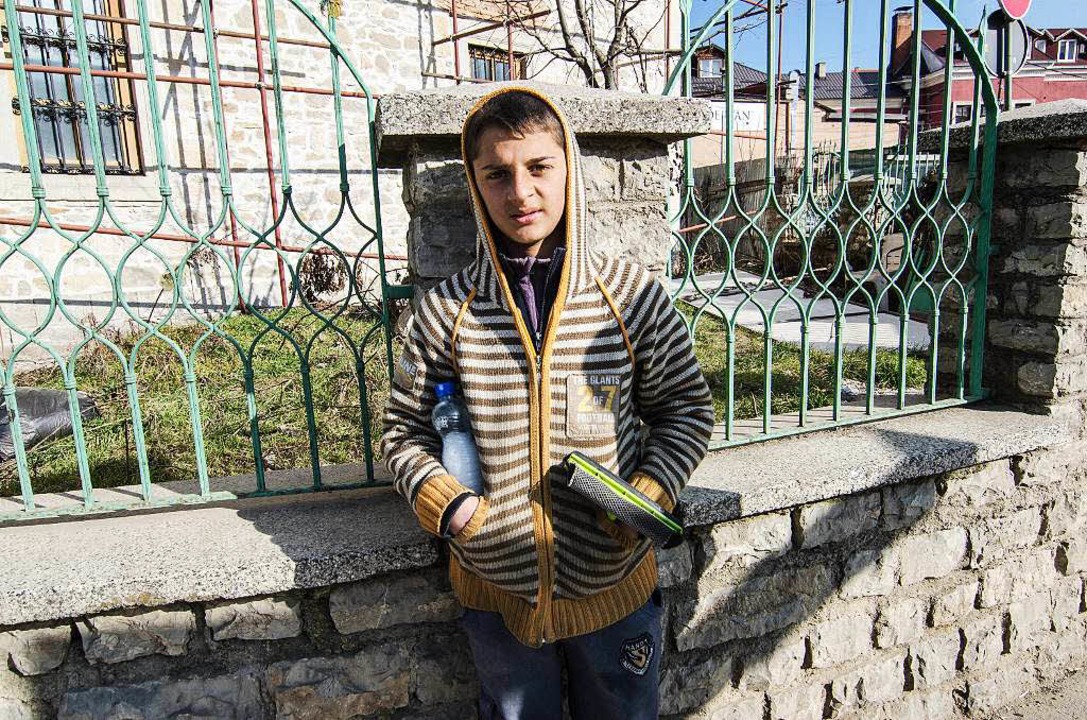 Sergjio Dimiri ist  13 Jahre alt und v...äscht. Er verdient fünf Euro pro Tag.   | Foto: dpa