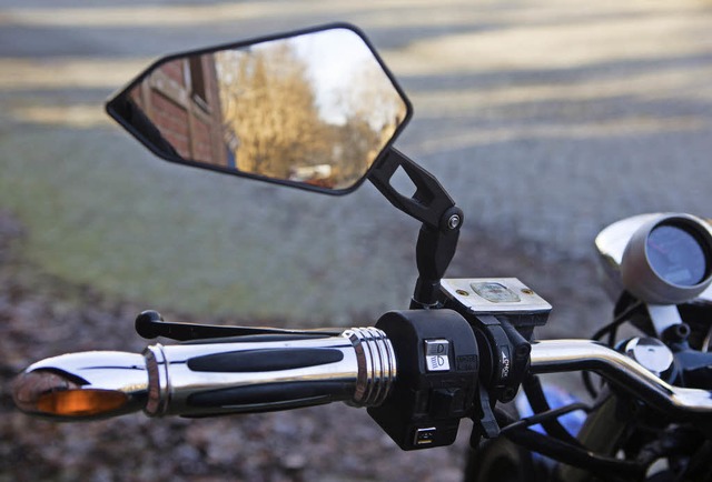 Mancher Biker lsst seine Blinker gerne an die Lenkerenden wandern.  | Foto: Silvia Marks/dpa