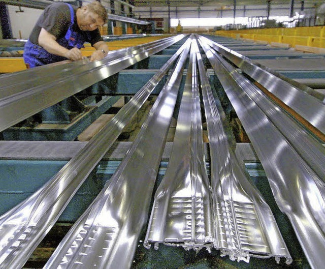 Hier werden Aluminiumstrang-Pressprofile fr Fenster hergestellt.   | Foto: Waltraud Grubitzsch/dpa