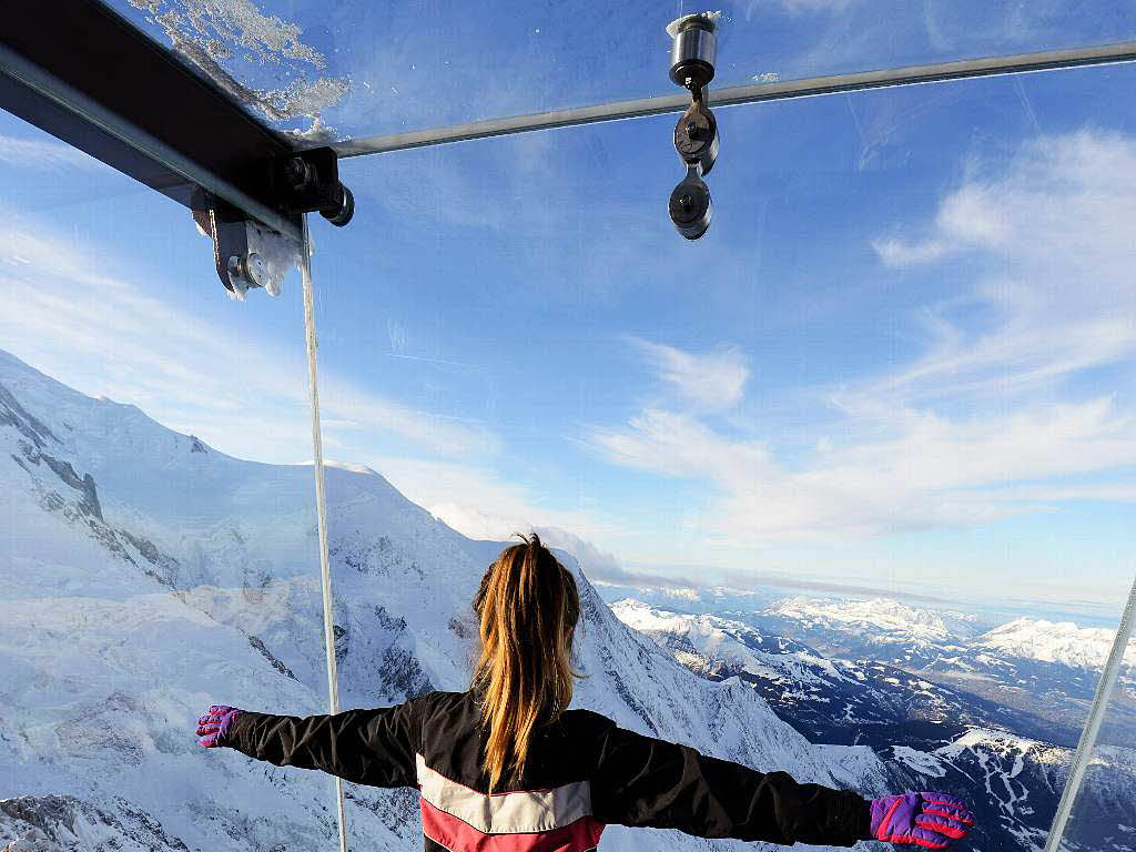 ... am Aiguille du Midi im franzsischen Mont-Blanc-Massiv. Der Abgrund unter dem Skywalk „Step into the Void“ ist 1035 Meter tief.