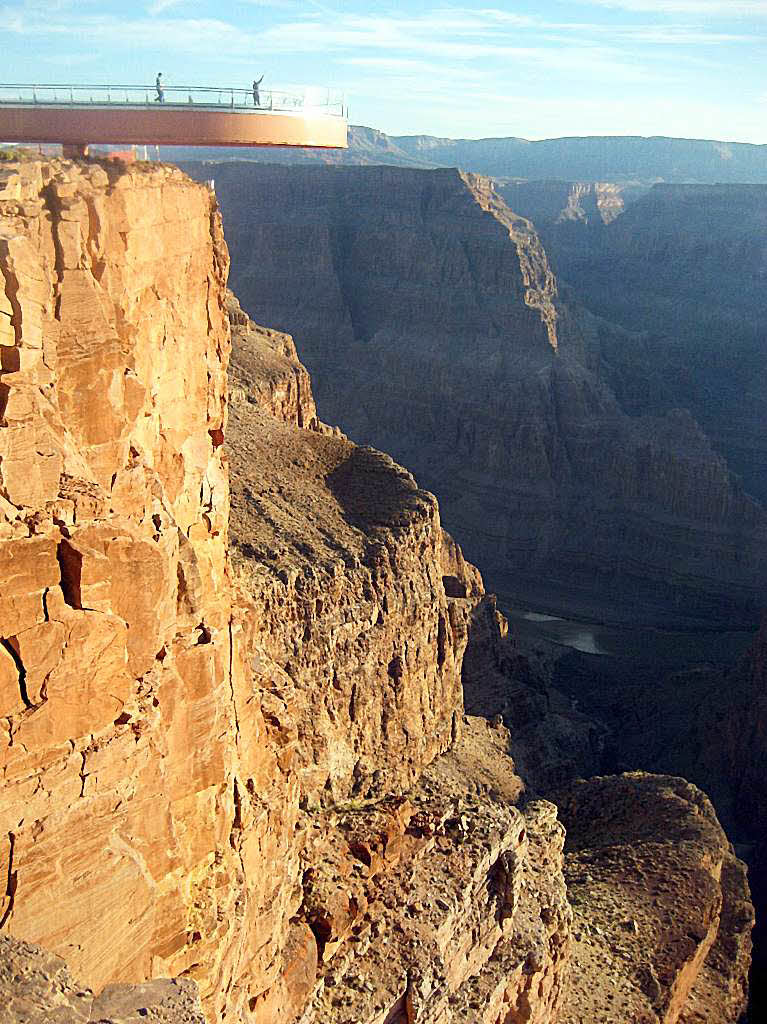 Am Grand Canyon gibt es   einen glsernen Skywalk. Die hufeisenfrmige Aussichtsplattform ragt knapp 25 Meter weit ber den Rand einer Schlucht hinaus.