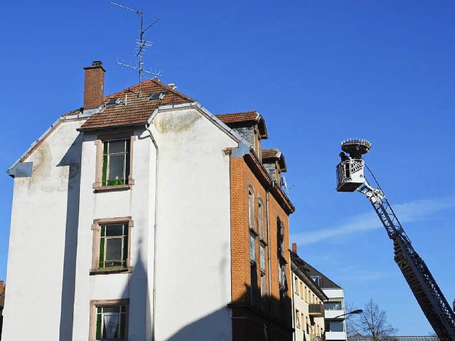 Die Drehleiter der Offenburger Feuerwe...i, das Nest auf das Dach zu bekommen.   | Foto: Gina Kutkat