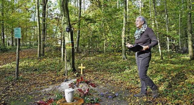 Sabine Schfer, Friedwald-Frsterin de...t Rheinau, 2013 vor einem der Grber.   | Foto: archivbild: Robert Ullmann