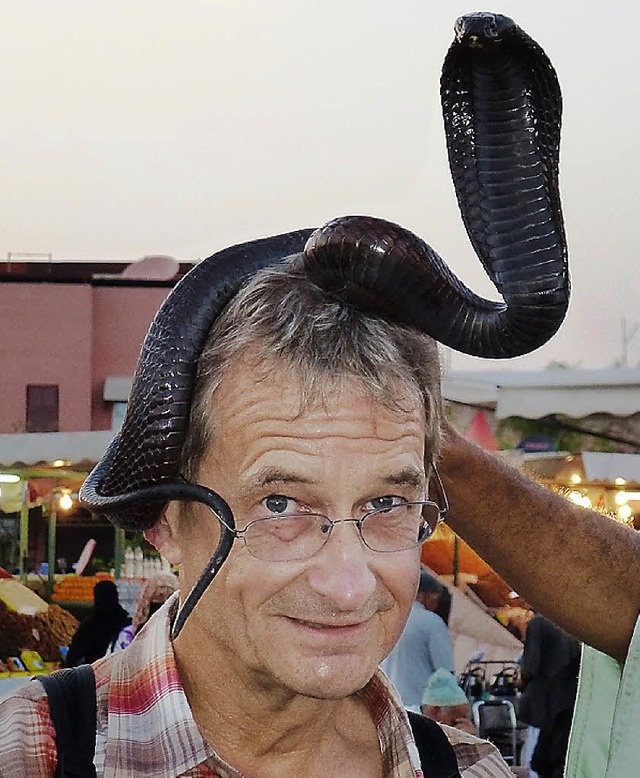 Josef Schlegel mag das Abenteuer &#821...uch mal eine Kobra auf dem Kopf sein.   | Foto: BZ