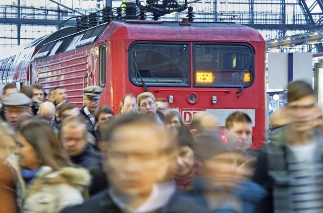 Regionalexpress-Zge sollen nur dort h...ele Bahnreisende ein- und aussteigen.   | Foto: dpa