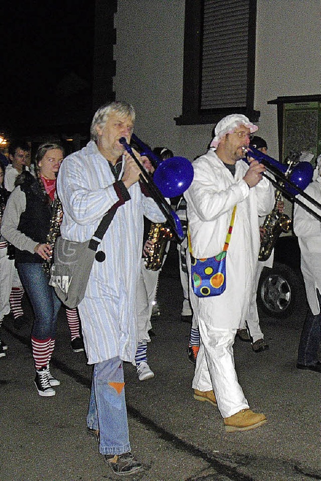 Ein Schar Unentwegter hielt in Wieslet die Buurefasnachtstradition am Leben.   | Foto: Helga Geiger