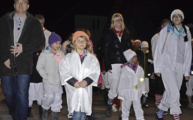 Angefhrt von den Wehrer Storchestgh... am Donnerstag durch das Erdmannsdorf.  | Foto: Sarah Trinler