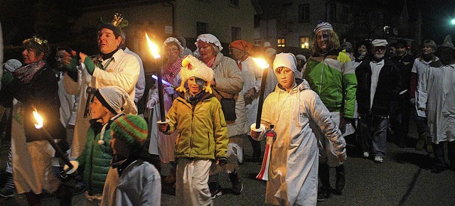 Nachdem das Rathaus in ihrer Hand war, zogen die Glunkis durch Langenau.  | Foto: Anja Bertsch