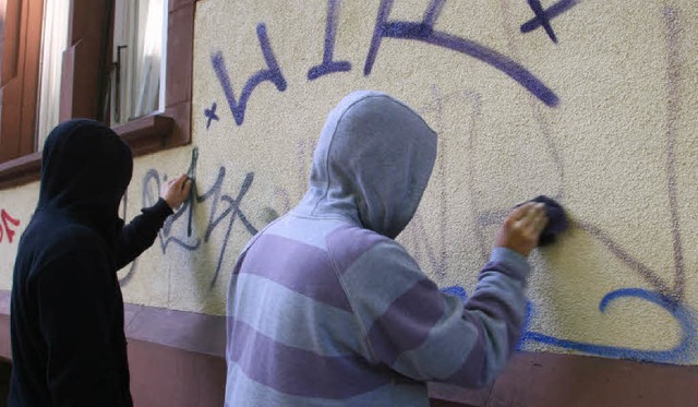 Zwei zu Sozialstunden verurteilte Juge...gen an einem Aktionstag eine Hauswand.  | Foto: Rita Eggstein