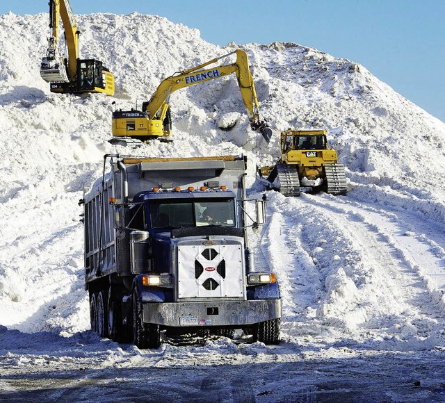 Wohin nur mit dem vielen Schnee? Ein L...m Parkplatz im amerikanischen Boston.   | Foto: AFP