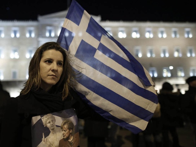 In Athen gingen Menschenb auf die Stra...ssel um eine Einigung gerungen wurde.  | Foto: dpa