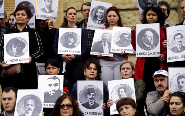 Trken und Armenier gedenken 2014 des ...mords im damaligen Osmanischen Reich.   | Foto: DPA