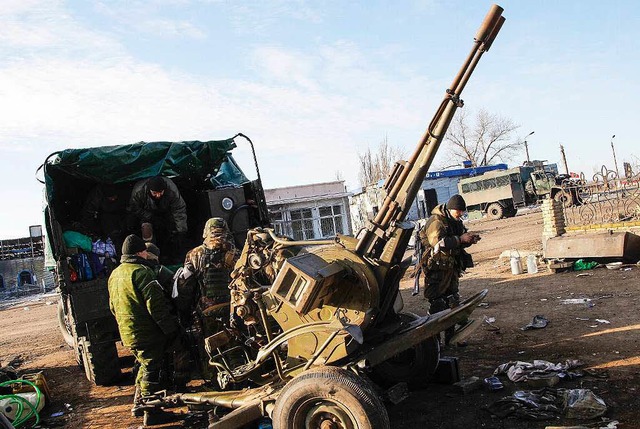 Prorussische Rebellen bringen in Debalzewo schweres Gert in Kampfposition.  | Foto: dpa