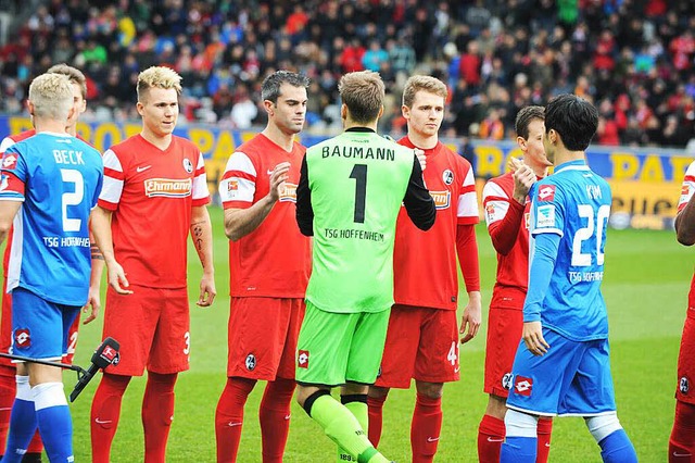 Vor dem Anpfiff: Das Wiedersehen mit d...Hoffenheim zwischen den Pfosten steht.  | Foto: Meinrad Schn