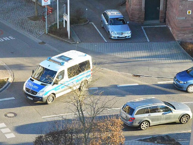Nicht immer haben Polizeifahrzeuge so ...tau vom Schlaufenkreisel die Ausfahrt.  | Foto: Jochen Fillisch