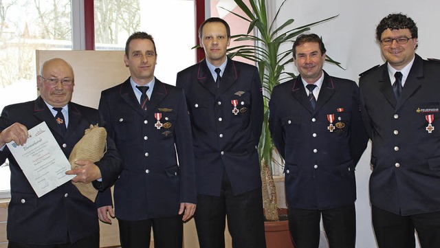 Fr ihren langjhrigen Feuerwehrdienst...nn Glunk und Heinrich Kopp (beide 65).  | Foto: Christa Maier