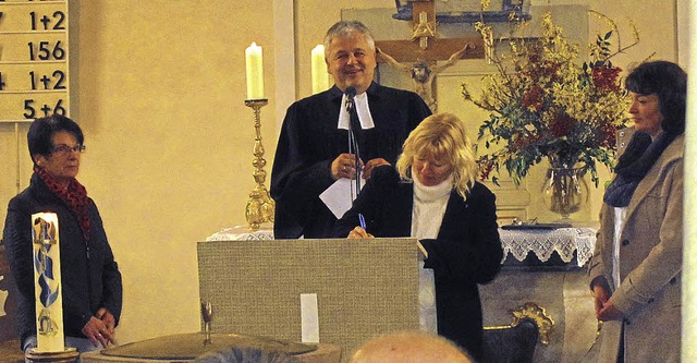 Die evangelischen Kirchengemeinderatsv...unterzeichnen den Kooperationsvertrag.  | Foto: Privat