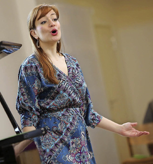 Maria Isabel Segarra singt in der Kirche des Paul-Gerhardt-Werks.  | Foto: Christoph Breithaupt