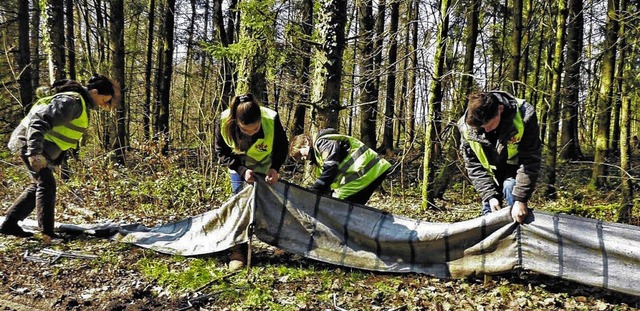 BUND-Mitglieder beim Aufbau des Krtenschutzzauns auf dem Waldshuter Aarberg.   | Foto: Privat