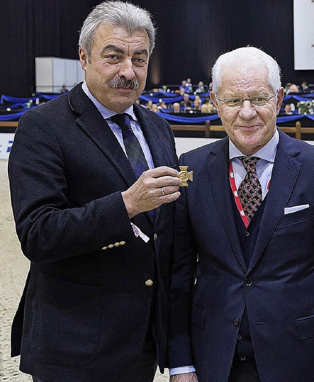 Gerhard Ziegler ehrt Gotthilf Riexinger (r.)   | Foto: schaller